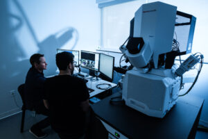 Noeuds et plateformes de microscopie Deux personnes utilisent le FIB
