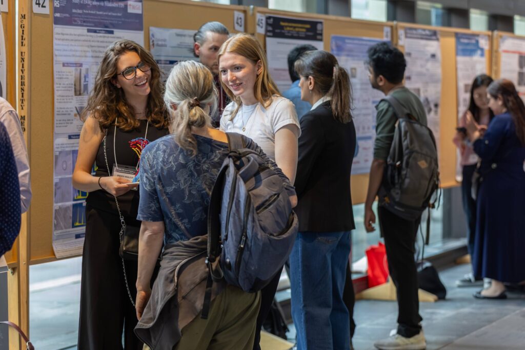 People talking in front of posters during the rencontre annuelle de la société canadienne de microscopie